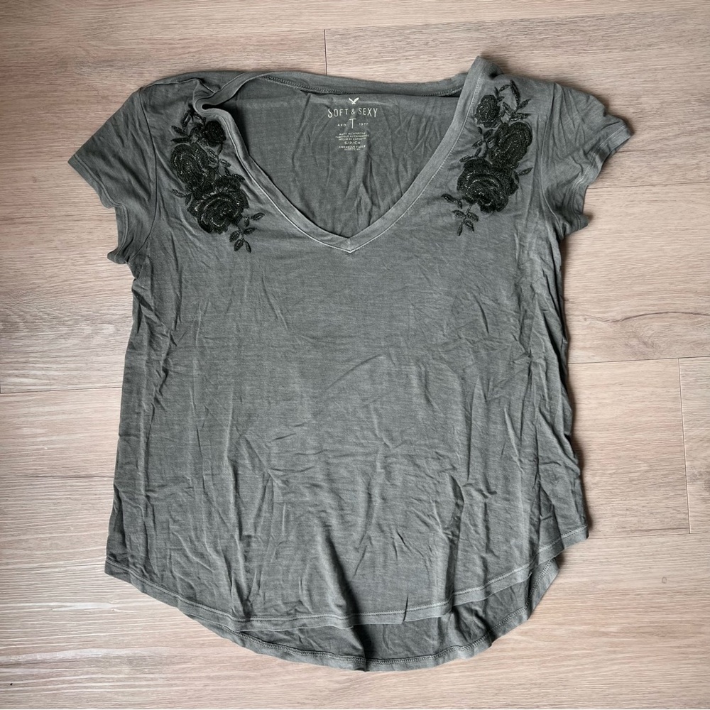 Green v-neck tshirt with embroidery